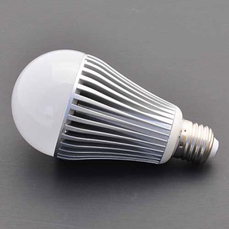 A70 8-Watt E27 Base Globe Shaped LED Light Bulb (Final Sale)